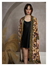 Charger l&#39;image dans la galerie, Peignoir en velours de soie imprimé animal de la jungle robe de chambre femme longueur midi