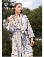 Charger l&#39;image dans la galerie, 100% Soie kimono peignoir imprimé fleurs robe de chambre avec ceinture