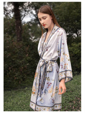 Charger l&#39;image dans la galerie, 100% Soie kimono peignoir imprimé fleurs robe de chambre avec ceinture