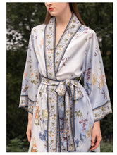 Charger l&#39;image dans la galerie, 100% Soie kimono peignoir imprimé fleurs robe de chambre avec ceinture