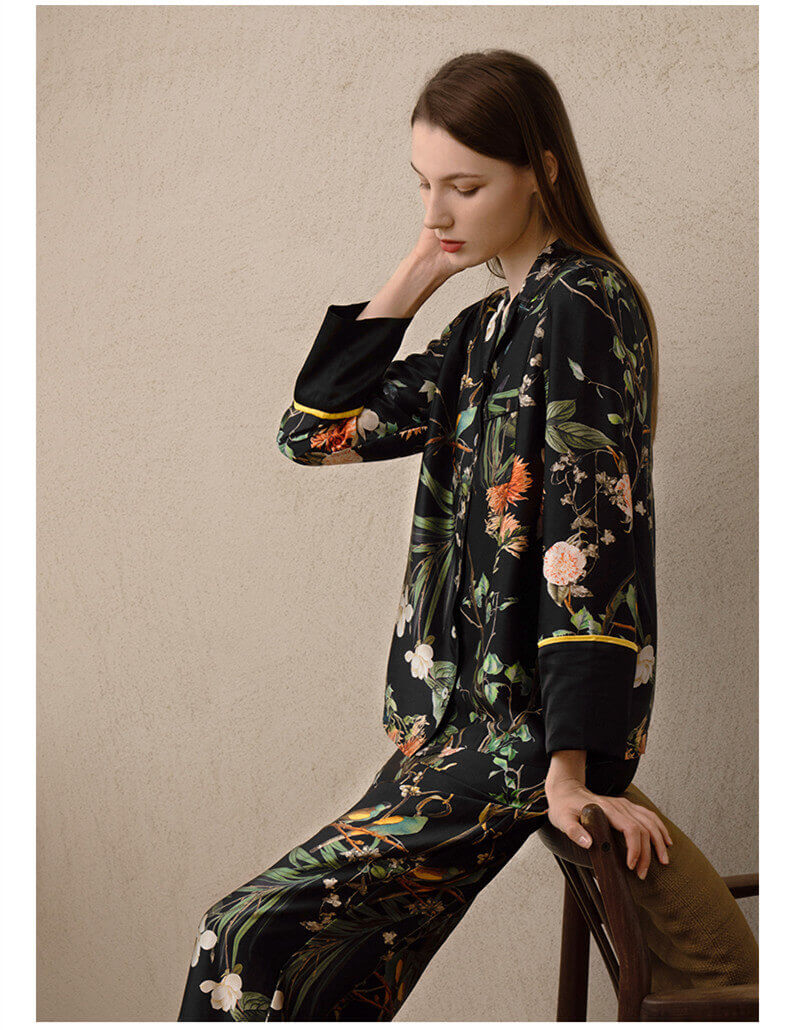 Pyjama en soie pour femme avec patte de boutonnage à fleurs imprimées